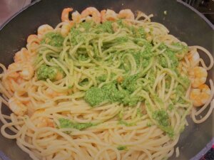 spaghetti mit spargelpesto und garnelen in der pfanne