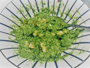 spargel-spinat-pesto mit kleingeschnittenen garnelen