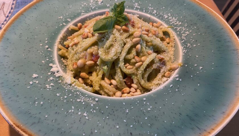 spaghetti mi avocado und cherrytomaten auf teller