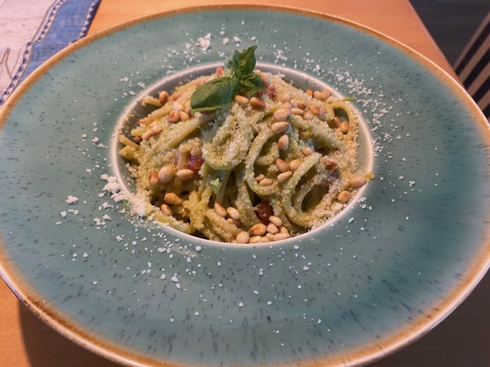 spaghetti mi avocado und cherrytomaten auf teller