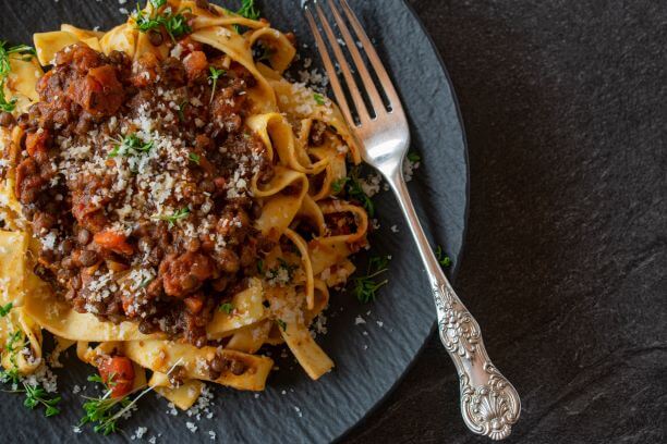 teller mit pappardelle al ragu