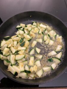 zucchini und zwiebeln in pfanne